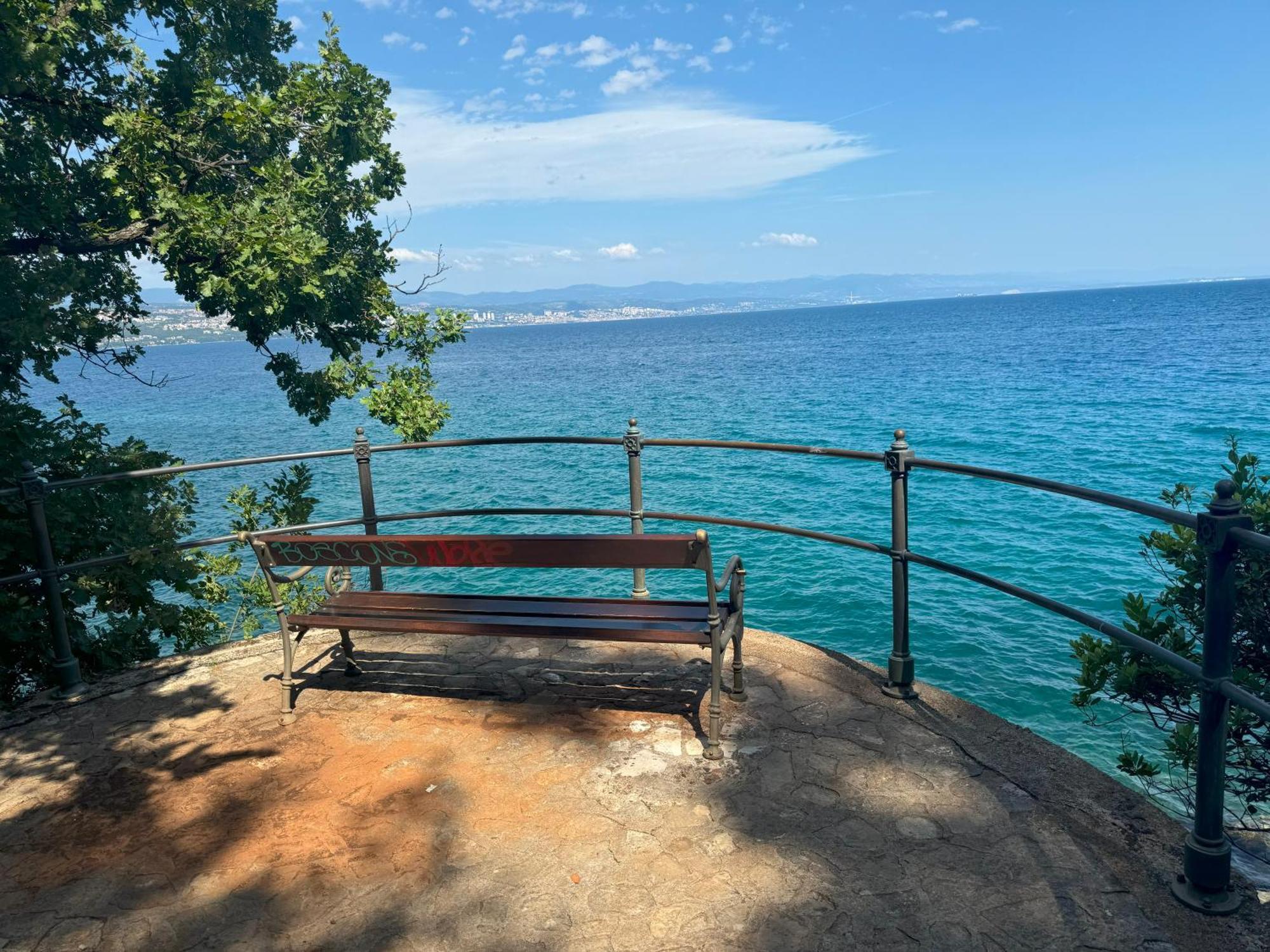 Apartment Deluxe Ana 100 M From The